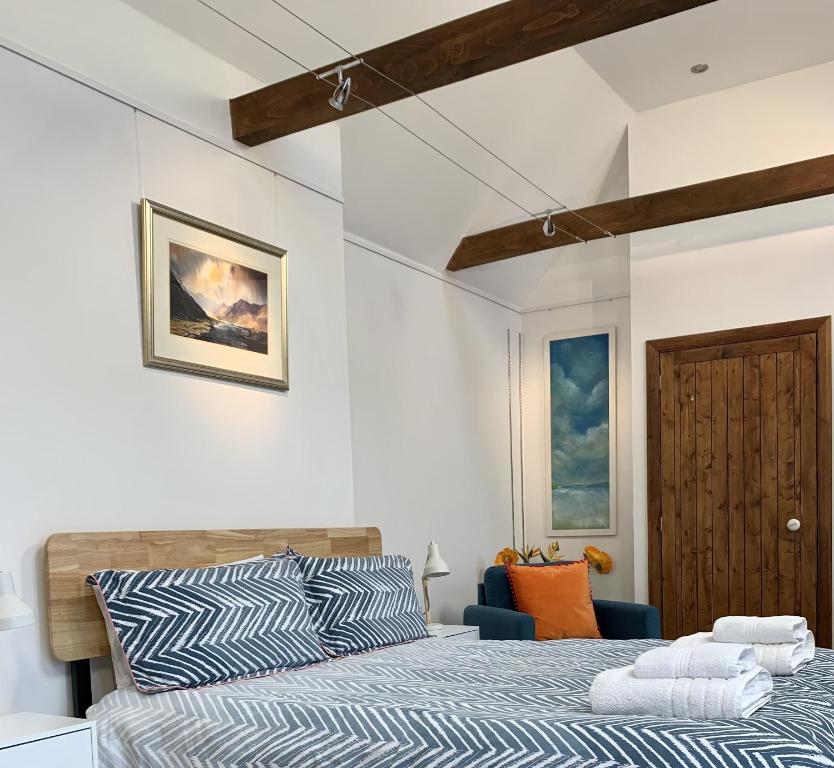 Gallery Cottage room 6